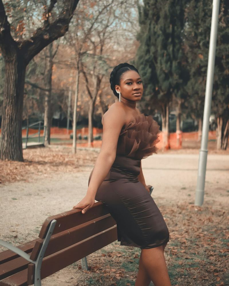 Mujer de piel morena con vestido chocolate, foto 3 de 4
