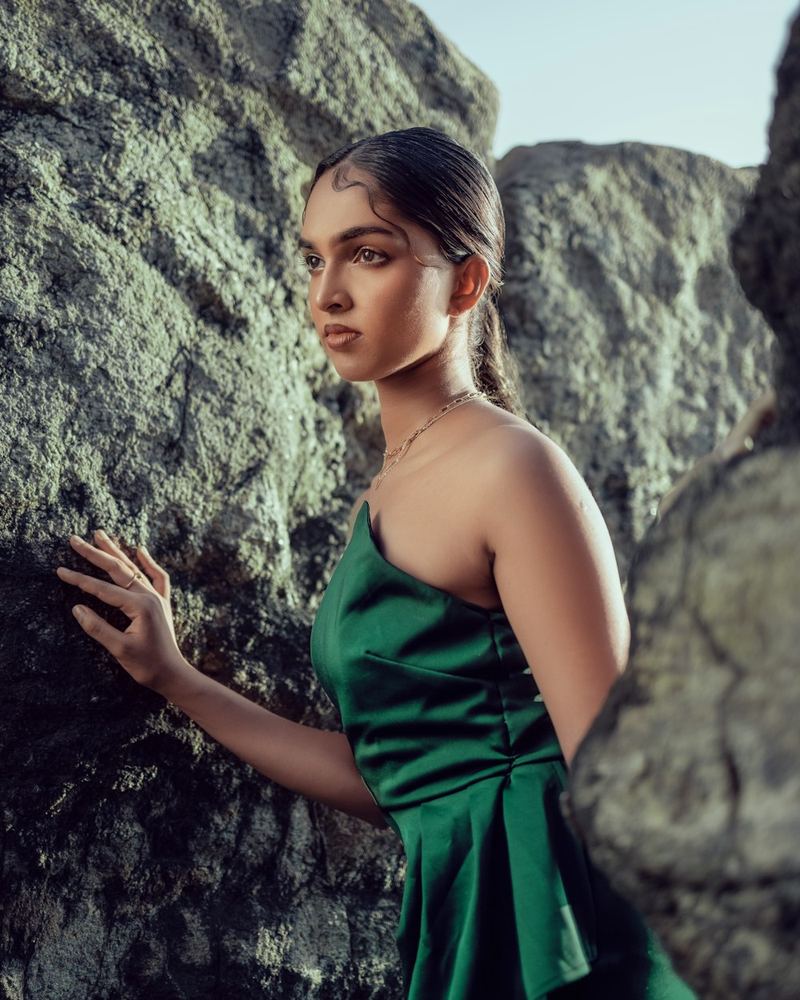 Mujer de piel morena con vestido verde esmeralda, foto 1 de 4