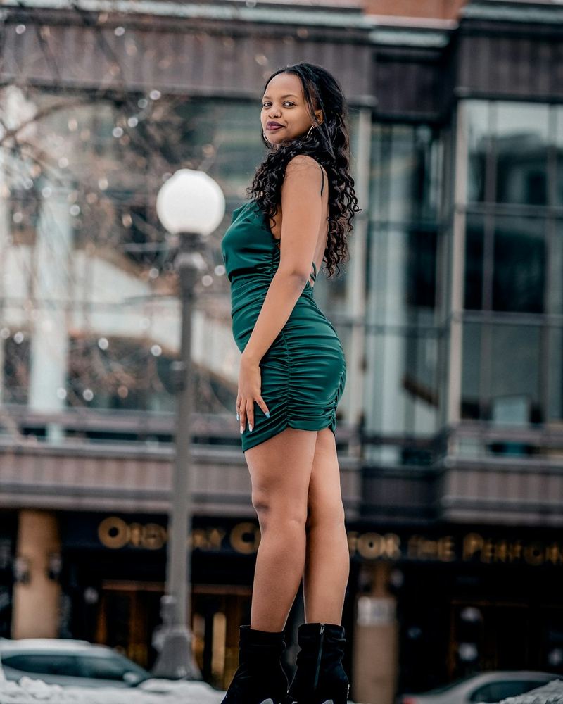 Mujer de piel morena con vestido verde esmeralda, foto 2 de 4