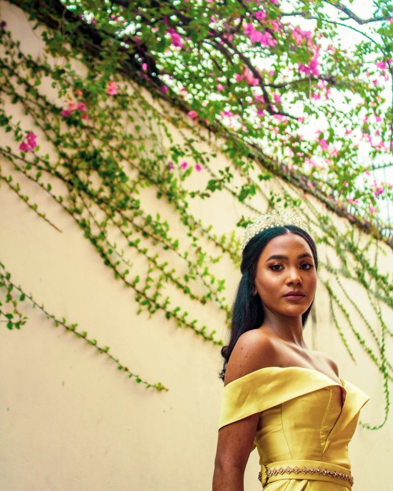 Mujer de piel morena con vestido amarillo mantequilla, foto 2 de 3