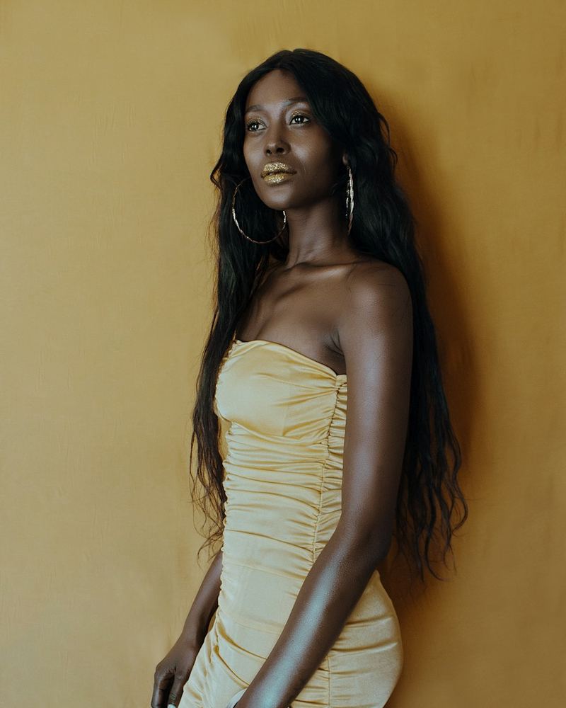 Mujer de piel morena con vestido amarillo mantequilla, foto 3 de 3