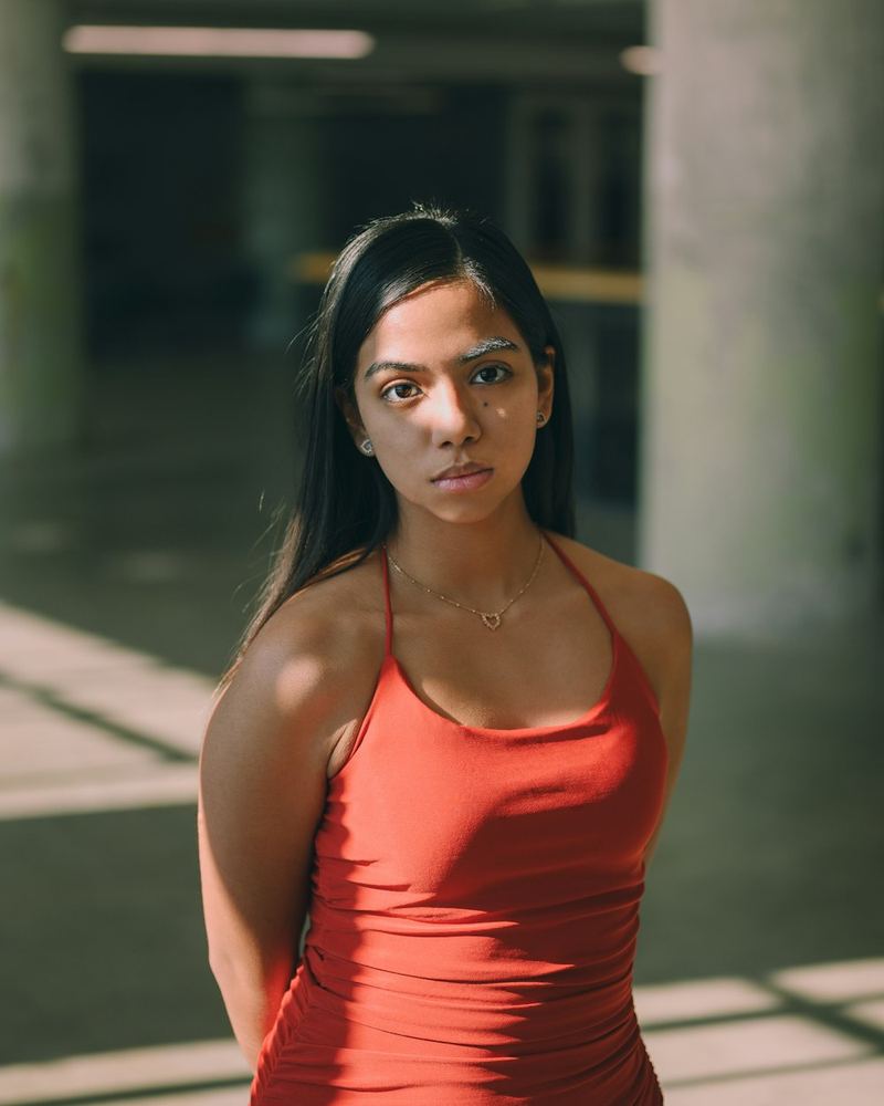Mujer de piel morena con vestido rojo profundo, foto 1 de 4