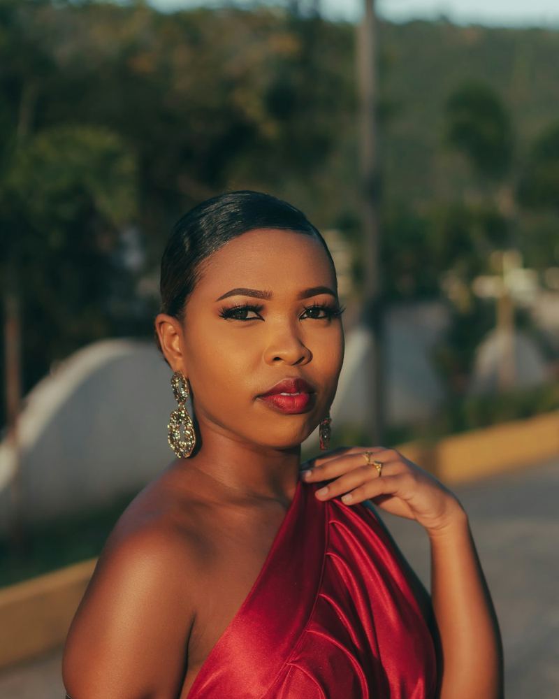 Mujer de piel morena con vestido rojo profundo, foto 2 de 4
