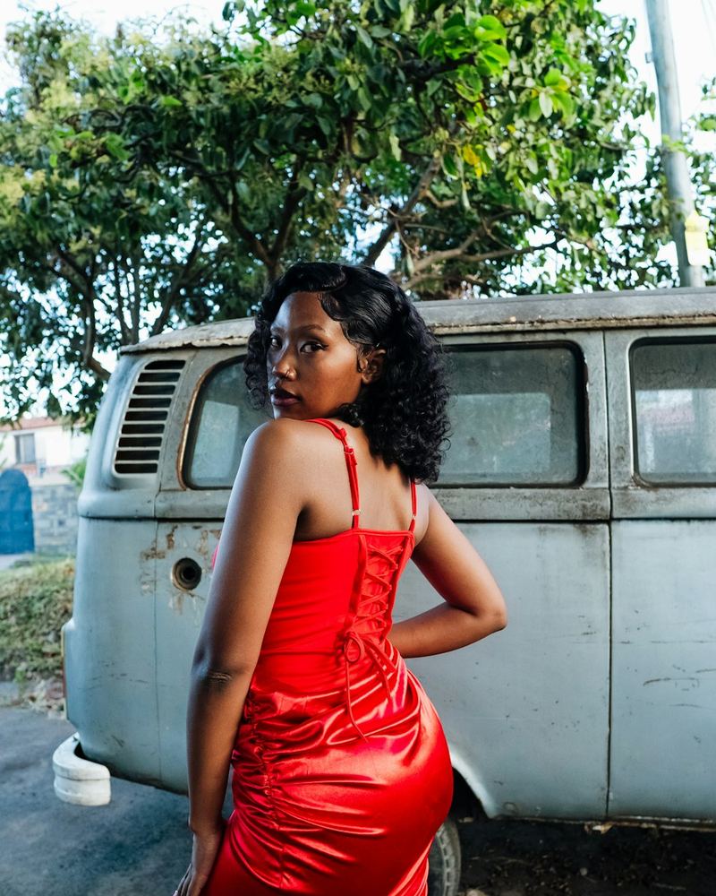 Mujer de piel morena con vestido rojo profundo, foto 3 de 4