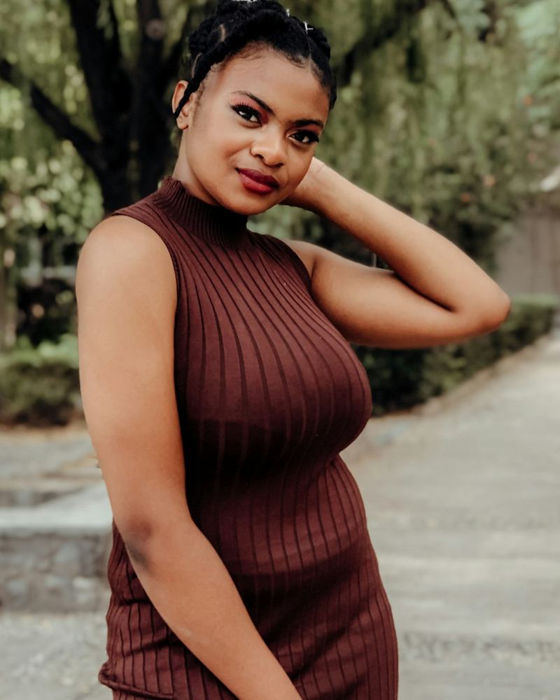 Mujer morena con vestido de punto acanalado café